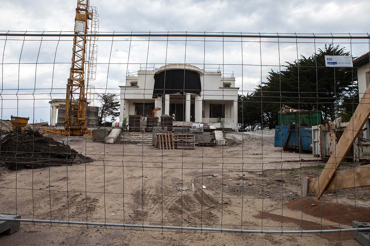   Artur Ocheretny's villa under renovation. April 2017. (Olga Kravetz for Meduza)